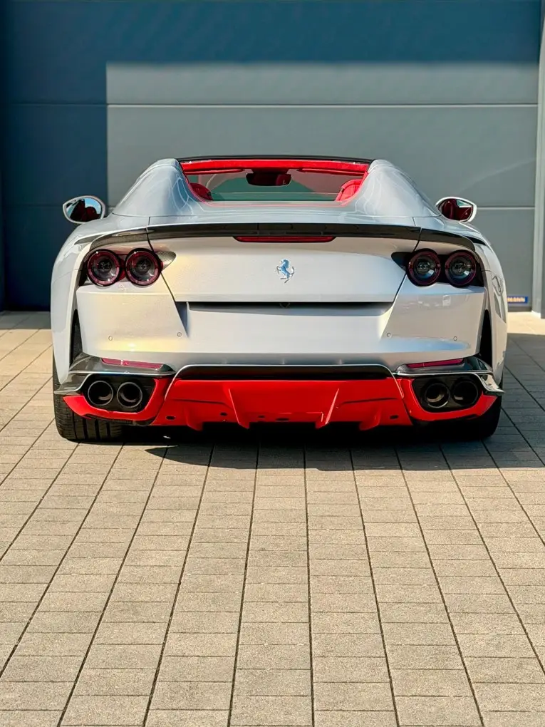Ferrari 812 GTS 2024, vue arrière — Marbella Super Car Rental, Marbella. Ferrari 812 GTS in Marbella La location de la Ferrari 812 GTS à Marbella offre des…