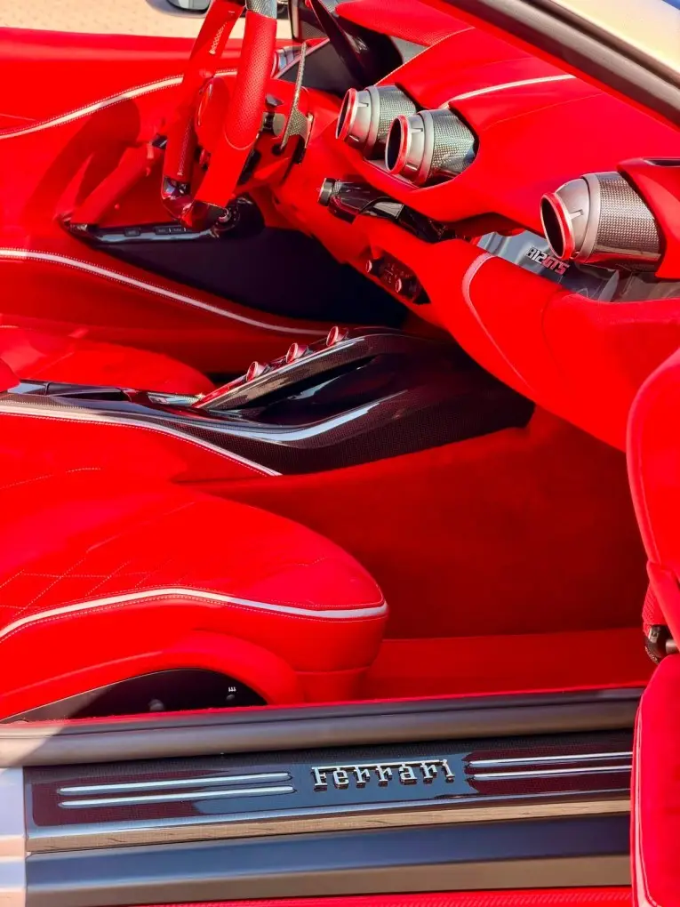 Ferrari 812 GTS 2024, intérieur — Marbella Super Car Rental, Marbella. Ferrari 812 GTS in Marbella La location de la Ferrari 812 GTS à Marbella offre des…