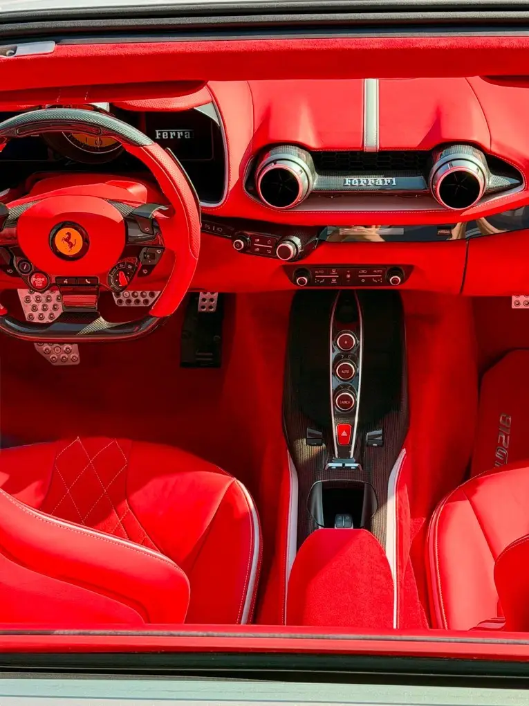 Ferrari 812 GTS 2024, tableau de bord — Marbella Super Car Rental, Marbella. Ferrari 812 GTS in Marbella La location de la Ferrari 812 GTS à Marbella offre des…