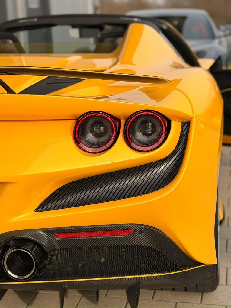 Ferrari F8 SPIDER 2023, vista frontal — Marbella Super Car Rental, Marbella. Ferrari F8 SPIDER in Marbella El alquiler del Ferrari F8 SPIDER en Marbella permite…