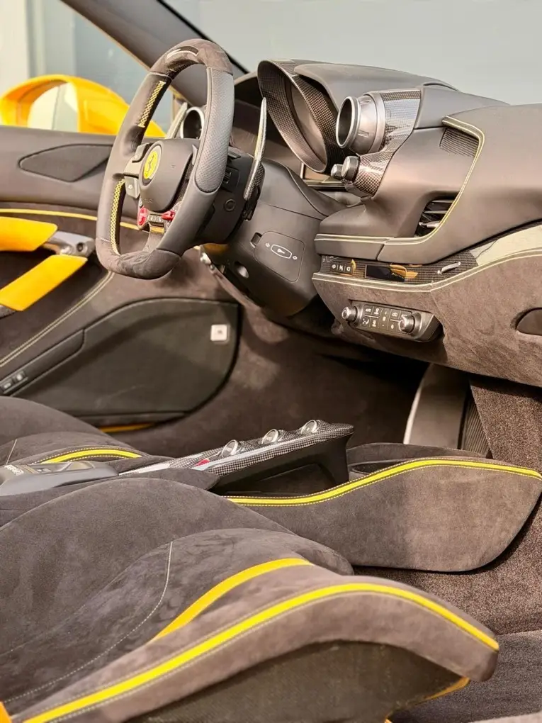 Ferrari F8 SPIDER 2023, salpicadero — Marbella Super Car Rental, Marbella. Ferrari F8 SPIDER in Marbella El alquiler del Ferrari F8 SPIDER en Marbella permite…