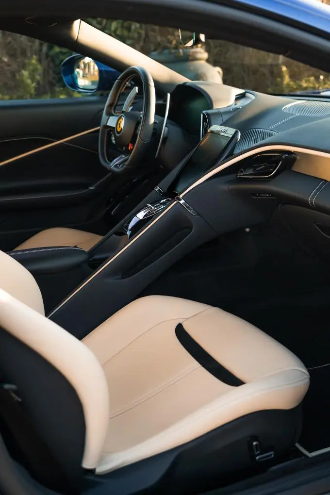 Ferrari Roma 2025, exterior — Marbella Super Car Rental, Marbella. Ferrari Roma in Marbella El alquiler del Ferrari Roma en Marbella ofrece un rendimiento…