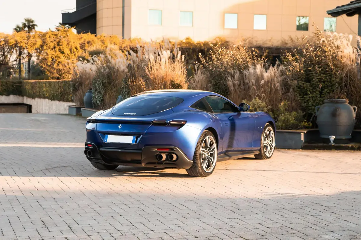 Ferrari Roma 2025, vista frontal — Marbella Super Car Rental, Marbella. Ferrari Roma in Marbella El alquiler del Ferrari Roma en Marbella ofrece un rendimiento…