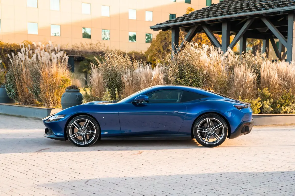 Ferrari Roma 2025, vista trasera — Marbella Super Car Rental, Marbella. Ferrari Roma in Marbella El alquiler del Ferrari Roma en Marbella ofrece un rendimiento…
