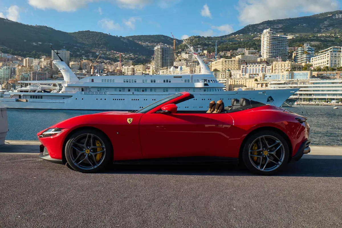 Ferrari Roma Spider 2024, extérieur — Marbella Super Car Rental, Marbella. Ferrari Roma Spider in Marbella Louer la Ferrari Roma Spider à Marbella permet de…