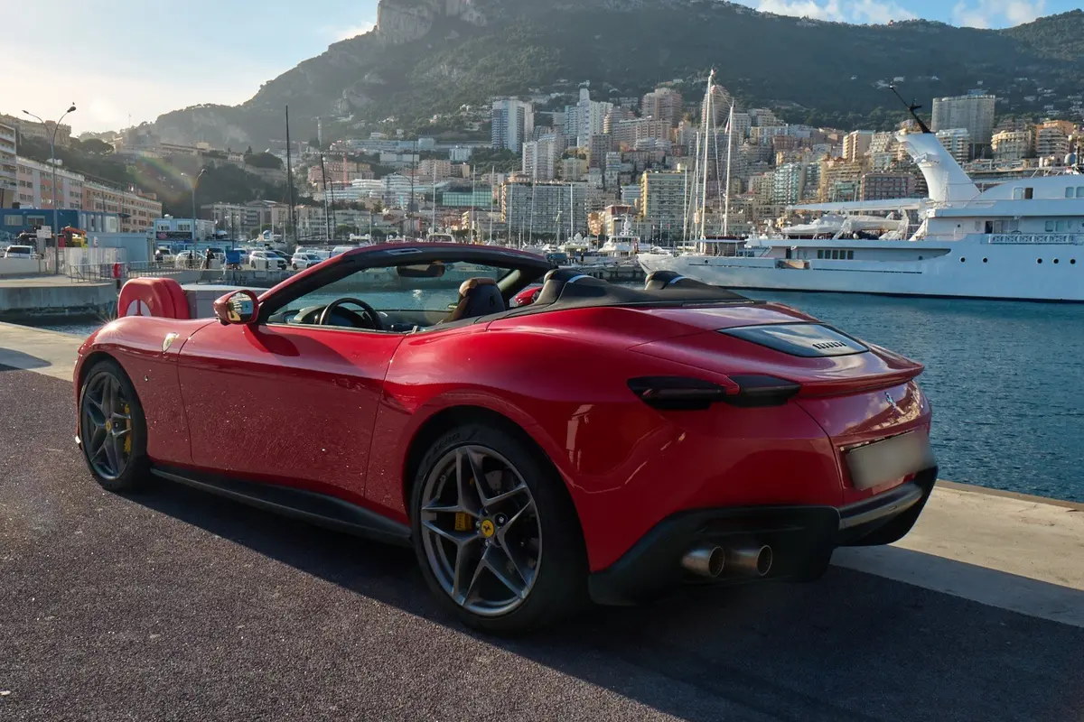 Ferrari Roma Spider 2024, vue avant — Marbella Super Car Rental, Marbella. Ferrari Roma Spider in Marbella Louer la Ferrari Roma Spider à Marbella permet de…