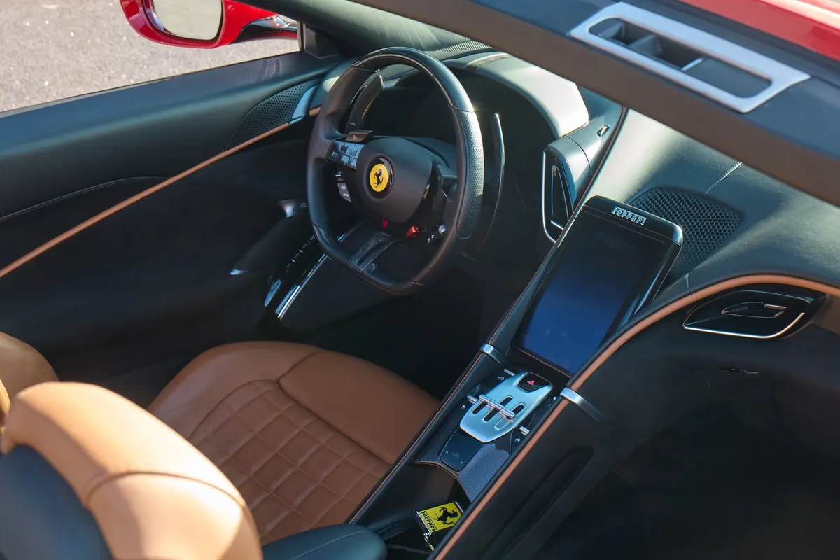 Ferrari Roma Spider 2024, vue arrière — Marbella Super Car Rental, Marbella. Ferrari Roma Spider in Marbella Louer la Ferrari Roma Spider à Marbella permet de…