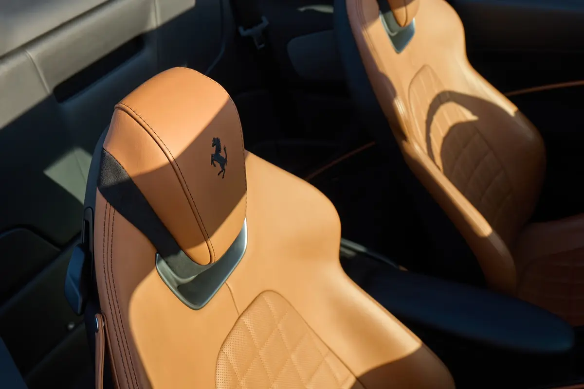 Ferrari Roma Spider 2024, intérieur — Marbella Super Car Rental, Marbella. Ferrari Roma Spider in Marbella Louer la Ferrari Roma Spider à Marbella permet de…