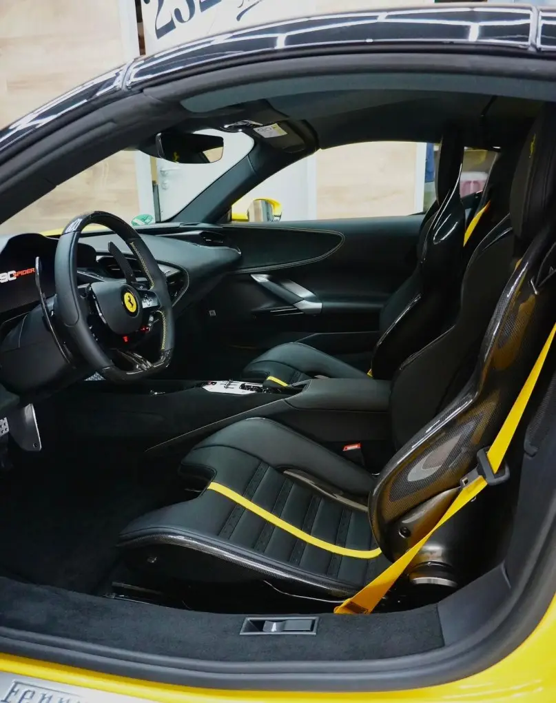 Ferrari SF90 Spider 2024, extérieur — Marbella Super Car Rental, Marbella. Ferrari SF90 Spider in Marbella La location de la Ferrari SF90 Spider à Marbella offre…
