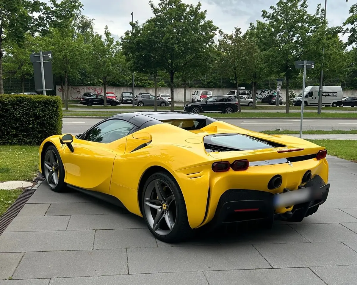 Ferrari SF90 Spider 2024, vue avant — Marbella Super Car Rental, Marbella. Ferrari SF90 Spider in Marbella La location de la Ferrari SF90 Spider à Marbella offre…