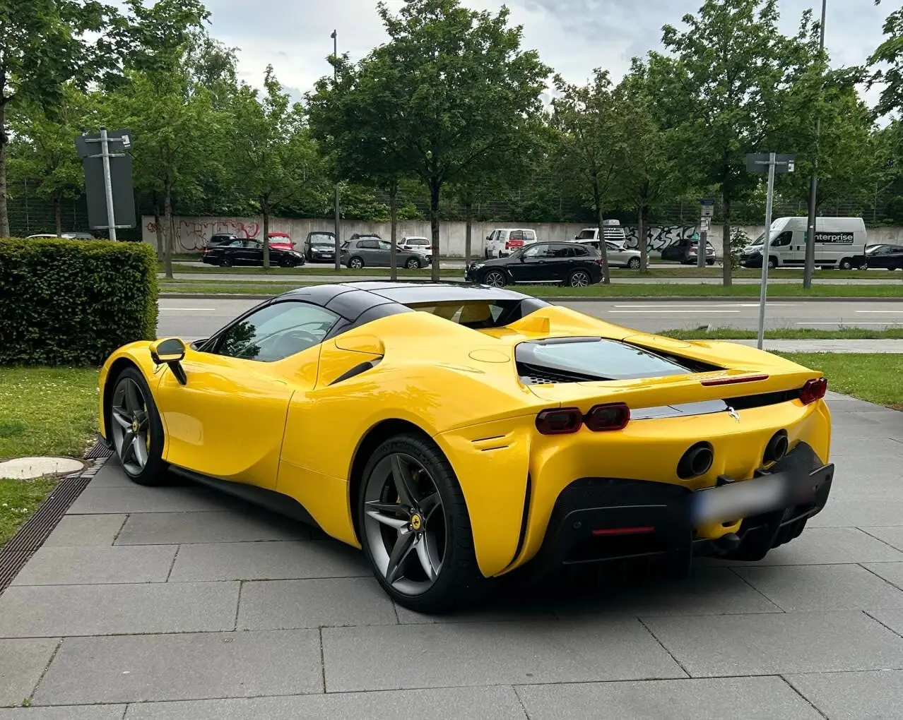 Ferrari SF90 Spider 2024, vue avant — Marbella Super Car Rental, Marbella. Ferrari SF90 Spider in Marbella La location de la Ferrari SF90 Spider à Marbella offre…