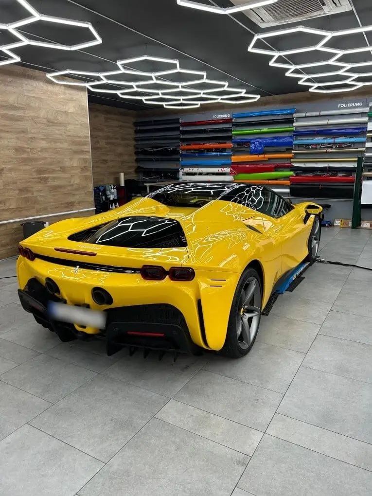 Ferrari SF90 Spider 2024, vue arrière — Marbella Super Car Rental, Marbella. Ferrari SF90 Spider in Marbella La location de la Ferrari SF90 Spider à Marbella offre…