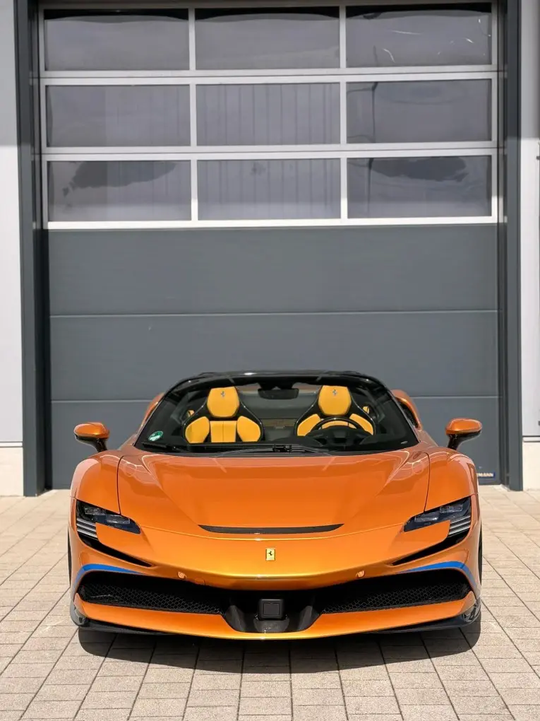 Ferrari SF90 Spider Tailor Made 2025, vista frontal — Marbella Super Car Rental, Marbella. Ferrari SF90 Spider Tailor Made in Marbella El alquiler del Ferrari SF90 Spider Tailor…