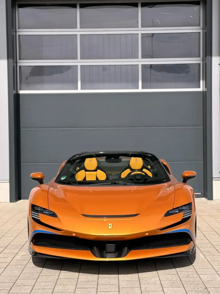 Ferrari SF90 Spider Tailor Made 2025, vista frontal — Marbella Super Car Rental, Marbella. Ferrari SF90 Spider Tailor Made in Marbella El alquiler del Ferrari SF90 Spider Tailor…