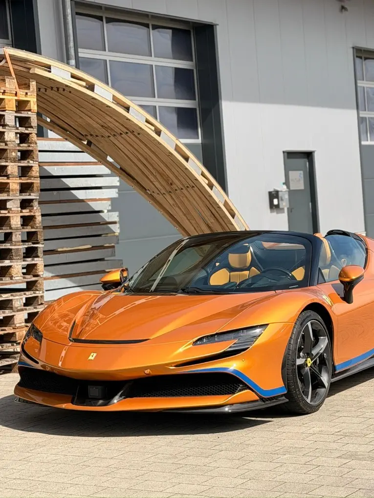 Ferrari SF90 Spider Tailor Made 2025, vista trasera — Marbella Super Car Rental, Marbella. Ferrari SF90 Spider Tailor Made in Marbella El alquiler del Ferrari SF90 Spider Tailor…