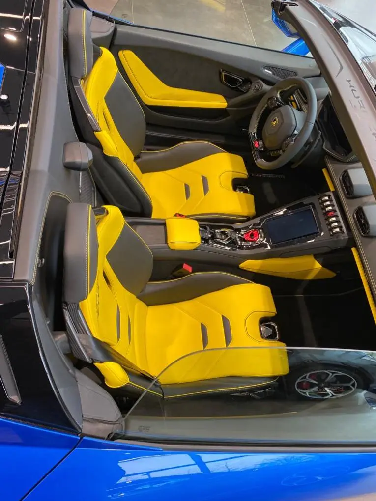 Lamborghini Huracan Evo Spyder 2022, extérieur — Marbella Super Car Rental, Marbella. Lamborghini Huracan Evo Spyder in Marbella La location de la Lamborghini Huracan Evo…