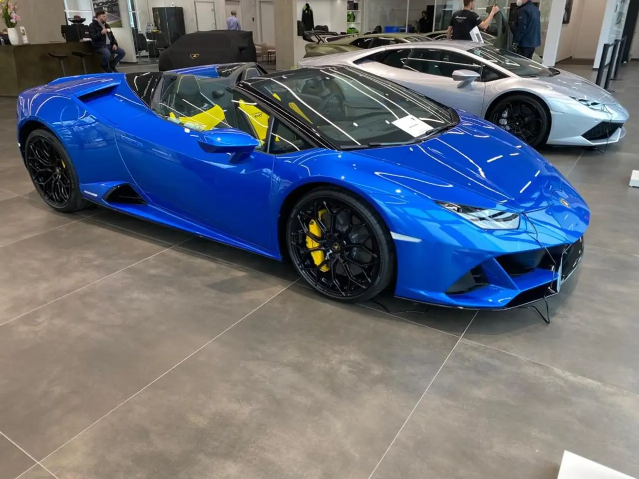 Lamborghini Huracan Evo Spyder 2022, vue avant — Marbella Super Car Rental, Marbella. Lamborghini Huracan Evo Spyder in Marbella La location de la Lamborghini Huracan Evo…