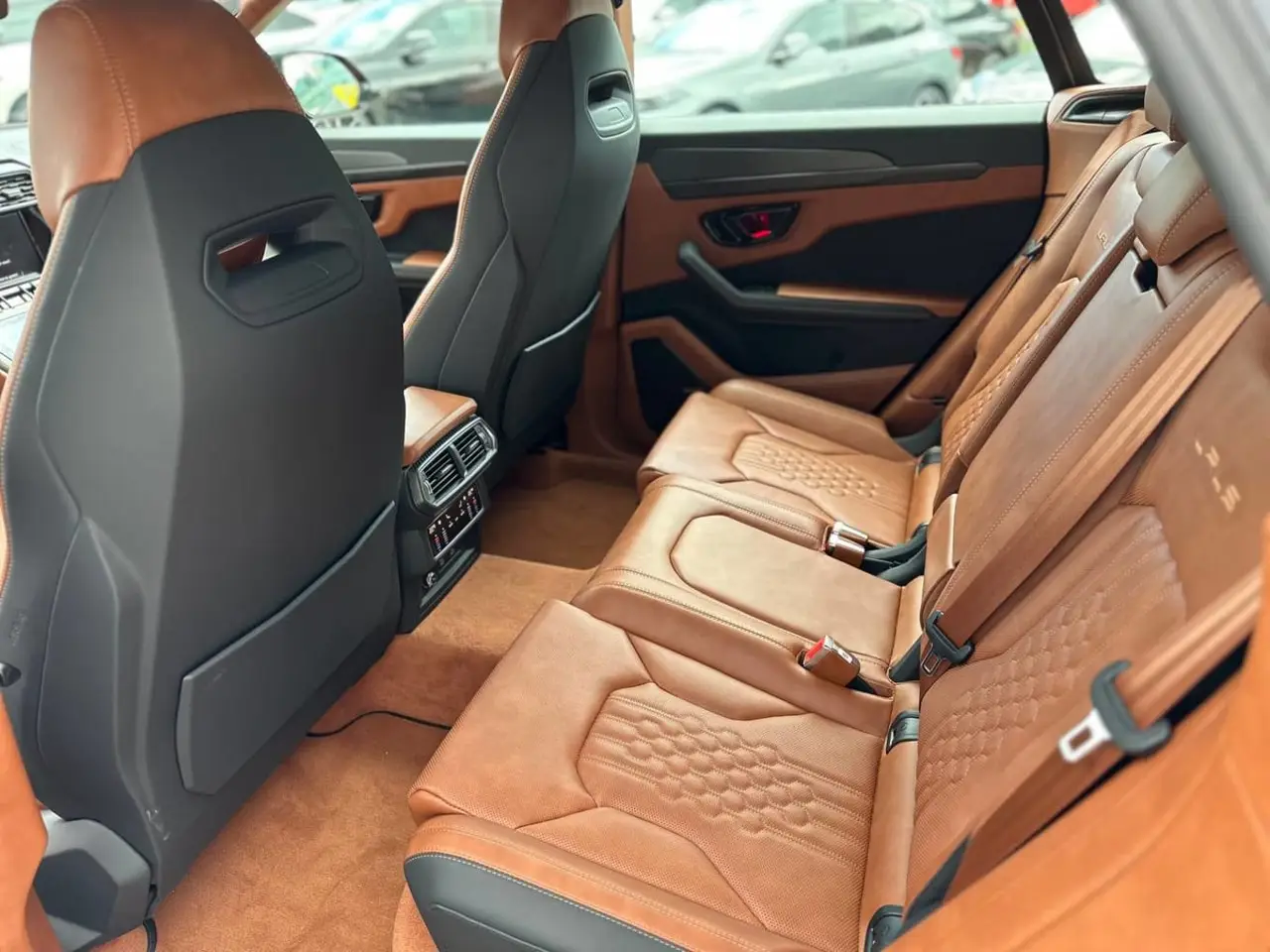 Lamborghini Urus S 2023, exterior — Marbella Super Car Rental, Marbella. El Lamborghini Urus S de 2023 concentra 657 CV en un chasis de SUV con capacidad para…