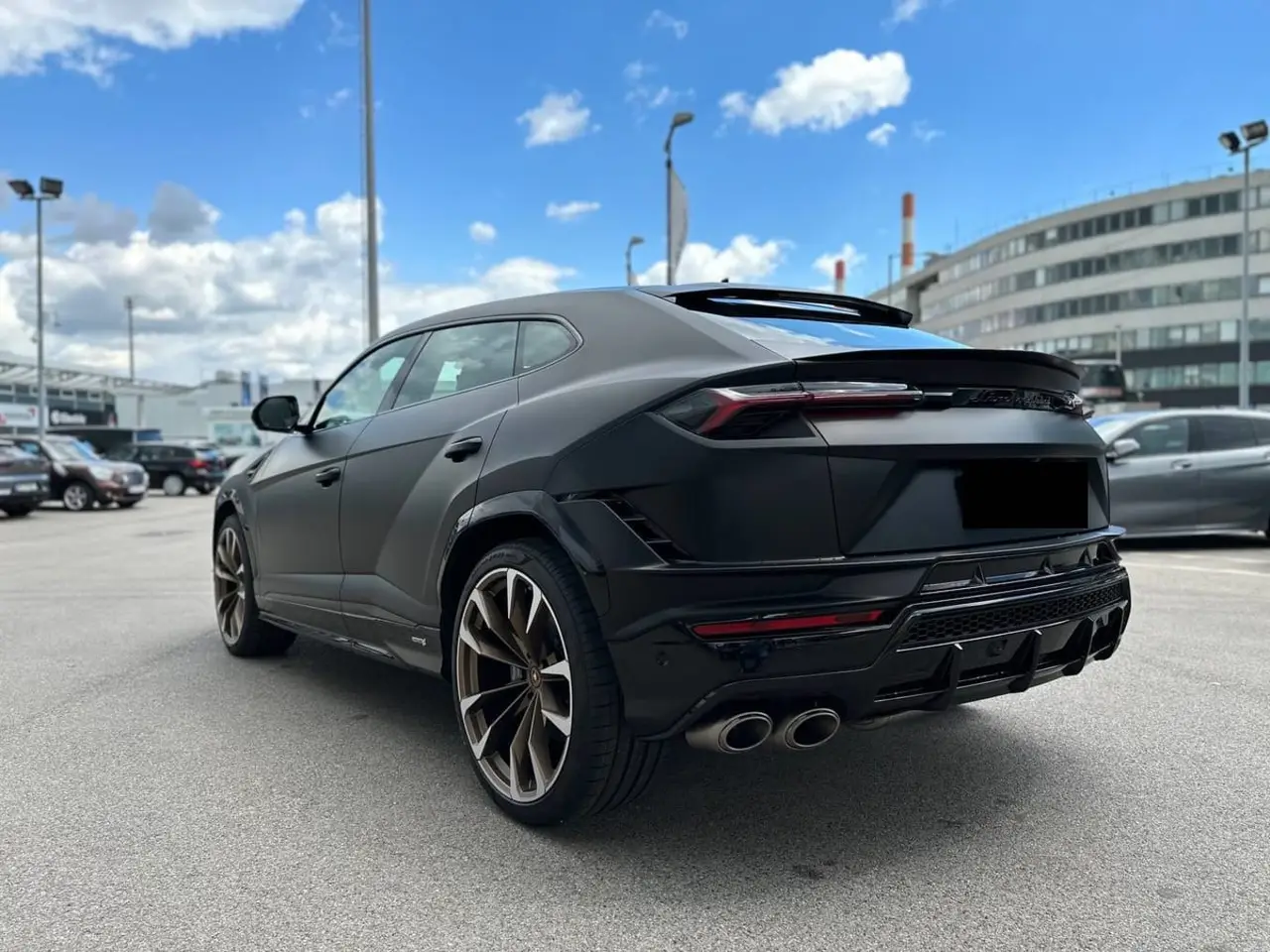 Lamborghini Urus S 2023, vista frontal — Marbella Super Car Rental, Marbella. El Lamborghini Urus S de 2023 concentra 657 CV en un chasis de SUV con capacidad para…