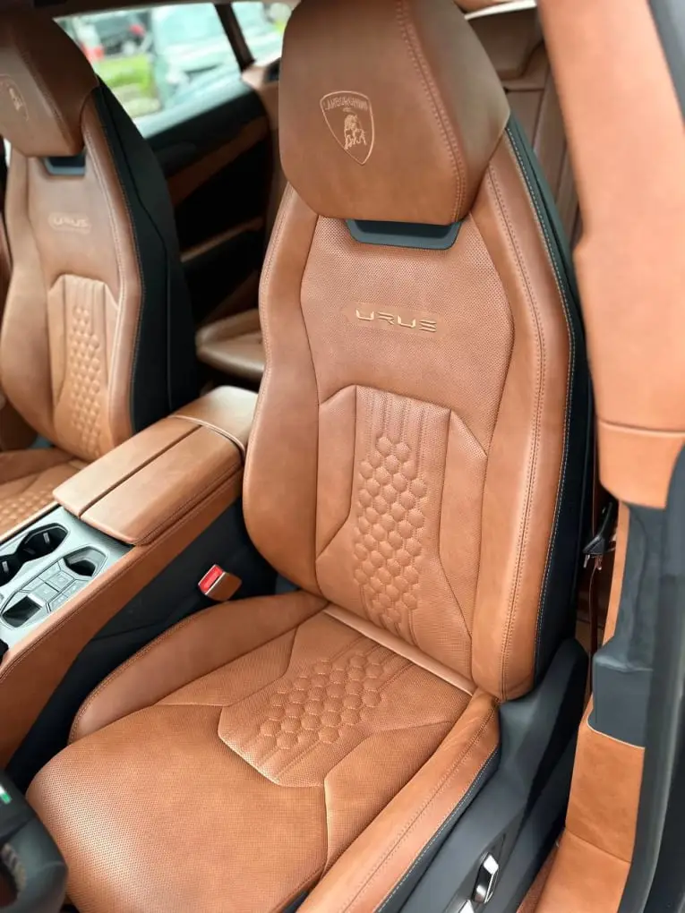 Lamborghini Urus S 2023, salpicadero — Marbella Super Car Rental, Marbella. El Lamborghini Urus S de 2023 concentra 657 CV en un chasis de SUV con capacidad para…