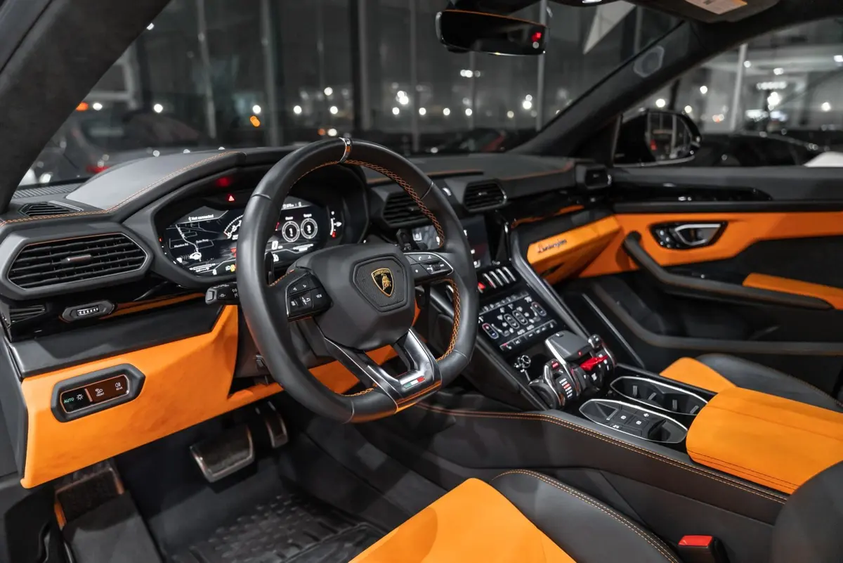 Lamborghini Urus S 2024, tableau de bord — Marbella Super Car Rental, Marbella. Lamborghini Urus S in Marbella La location de la Lamborghini Urus S à Marbella offre des…