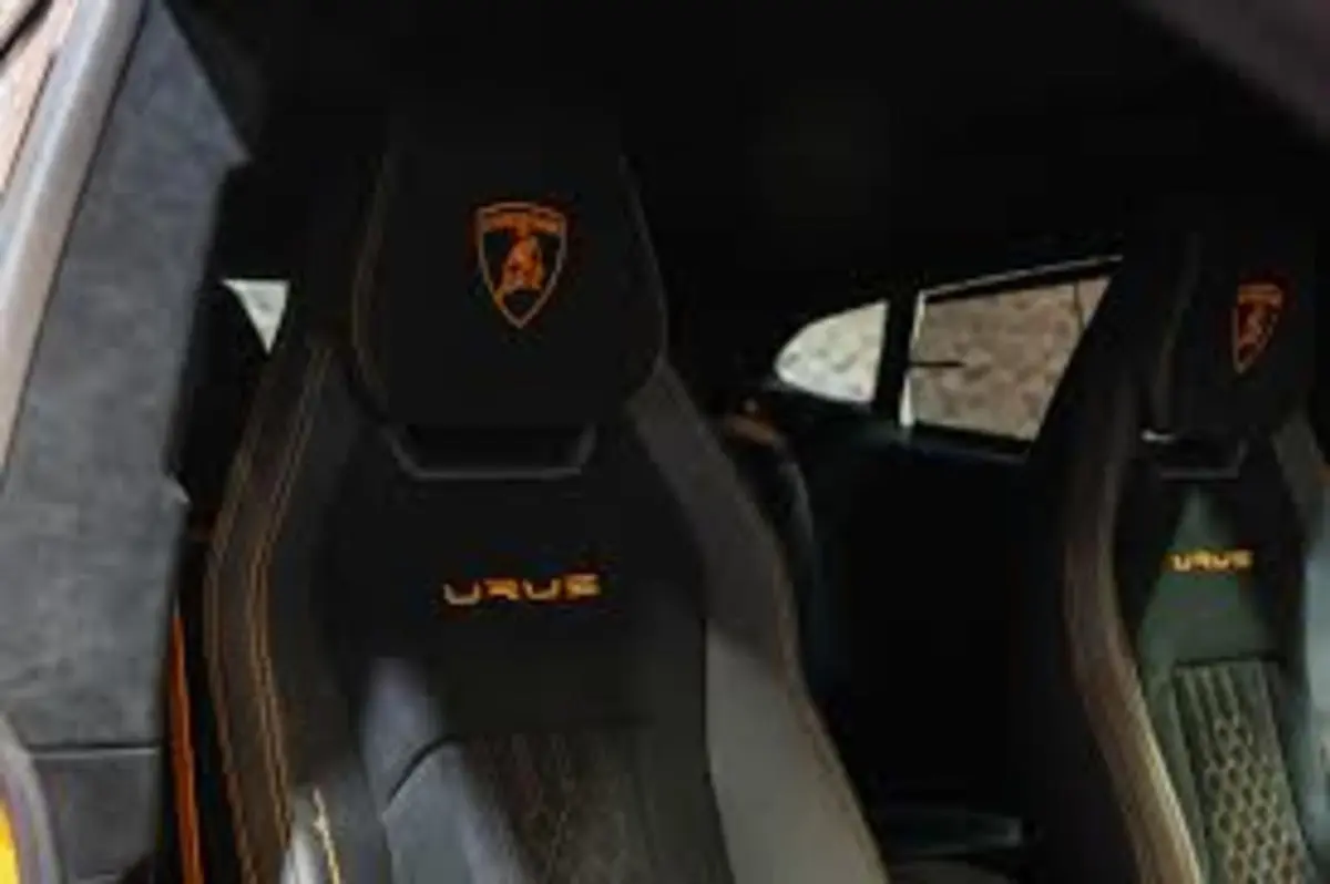 Lamborghini Urus S 2024, vue arrière — Marbella Super Car Rental, Marbella. Lamborghini Urus S in Marbella La location du Lamborghini Urus S à Marbella permet de…