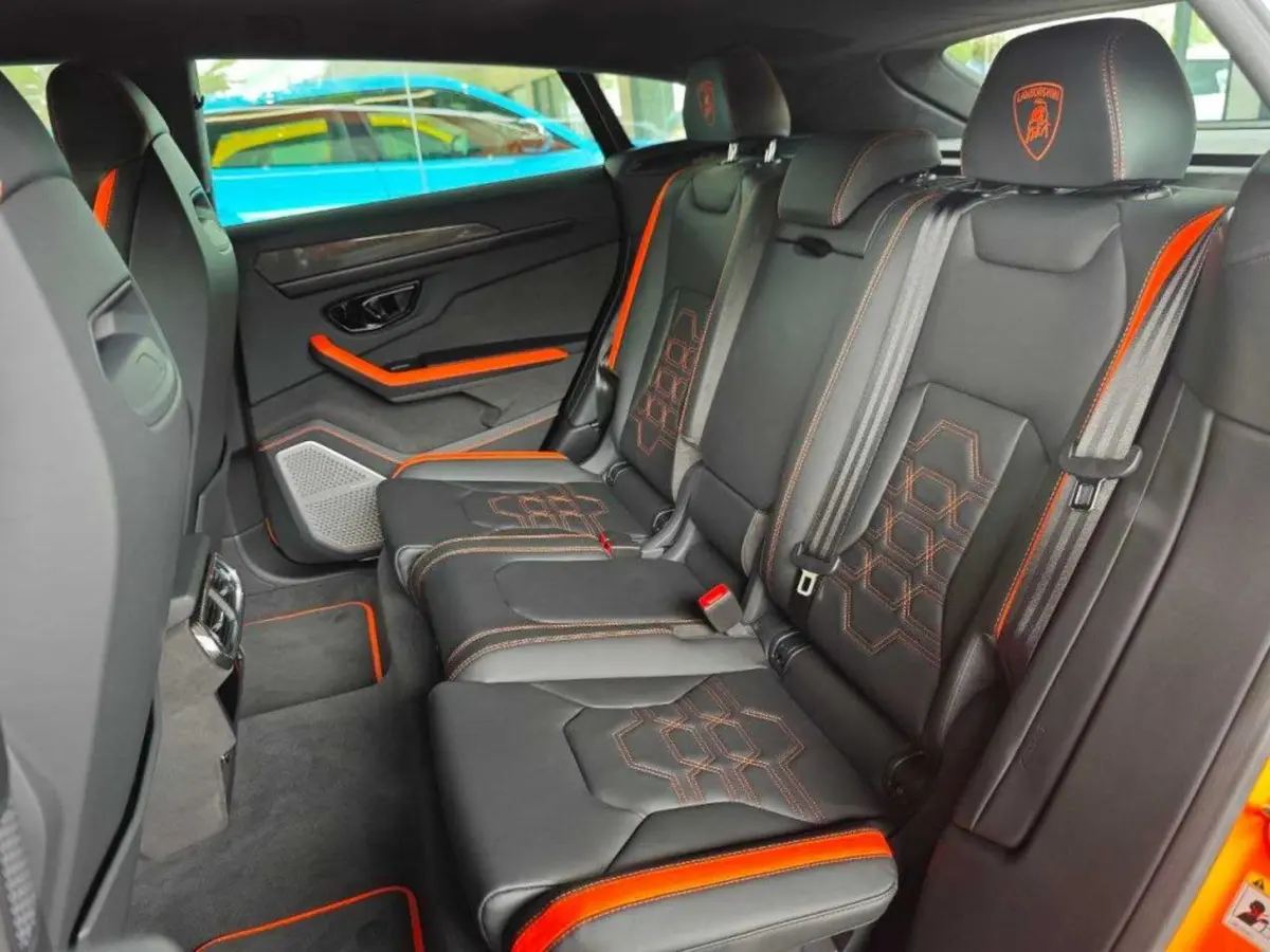 Lamborghini Urus S 2024, intérieur — Marbella Super Car Rental, Marbella. Lamborghini Urus S in Marbella La location du Lamborghini Urus S à Marbella permet de…