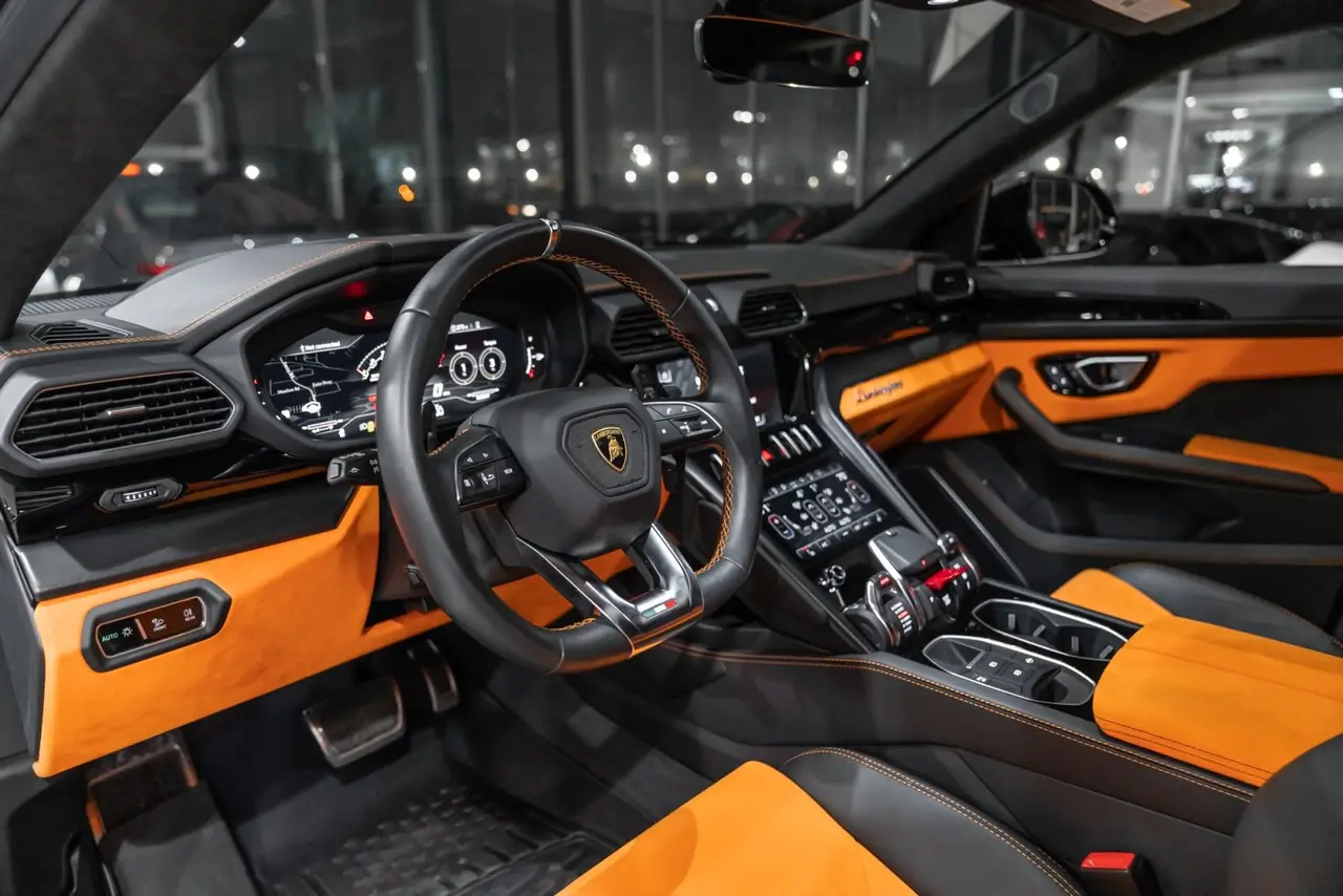 Lamborghini Urus S 2024, tableau de bord — Marbella Super Car Rental, Marbella. Lamborghini Urus S in Marbella La location du Lamborghini Urus S à Marbella permet de…