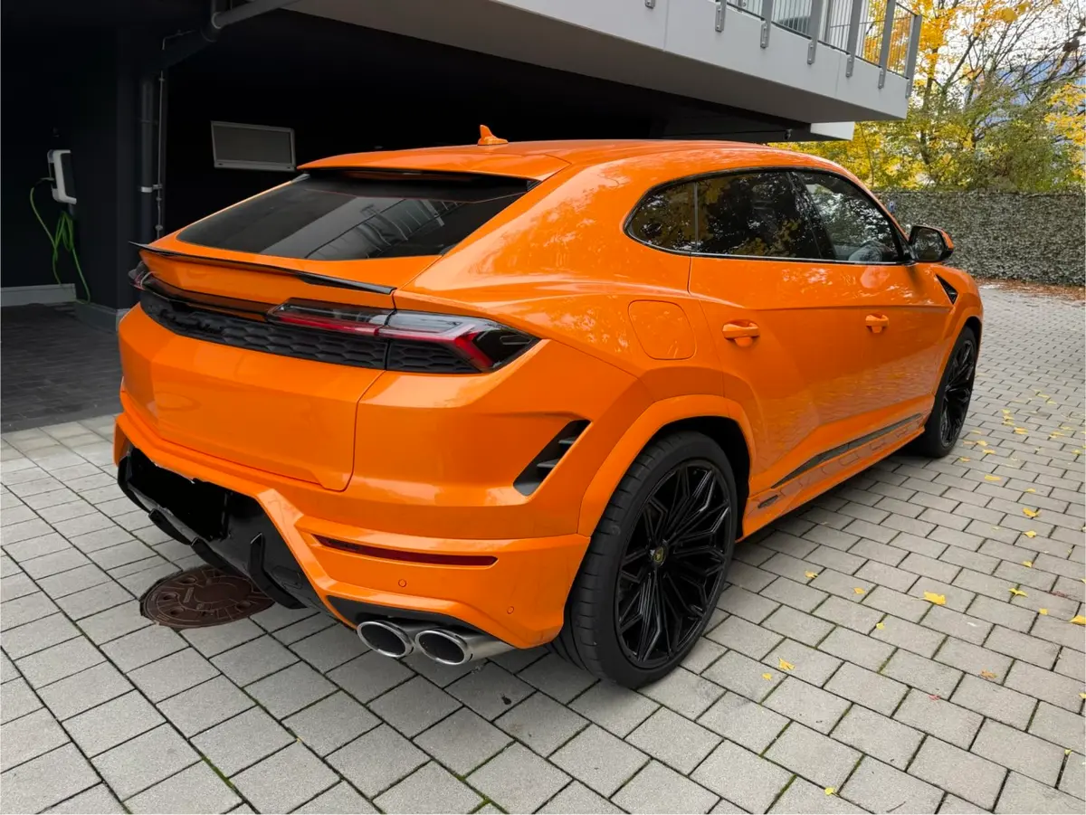 Lamborghini URUS SE 2025, vue avant — Marbella Super Car Rental, Marbella. Lamborghini URUS SE in Marbella Louer le Lamborghini URUS SE à Marbella permet de…