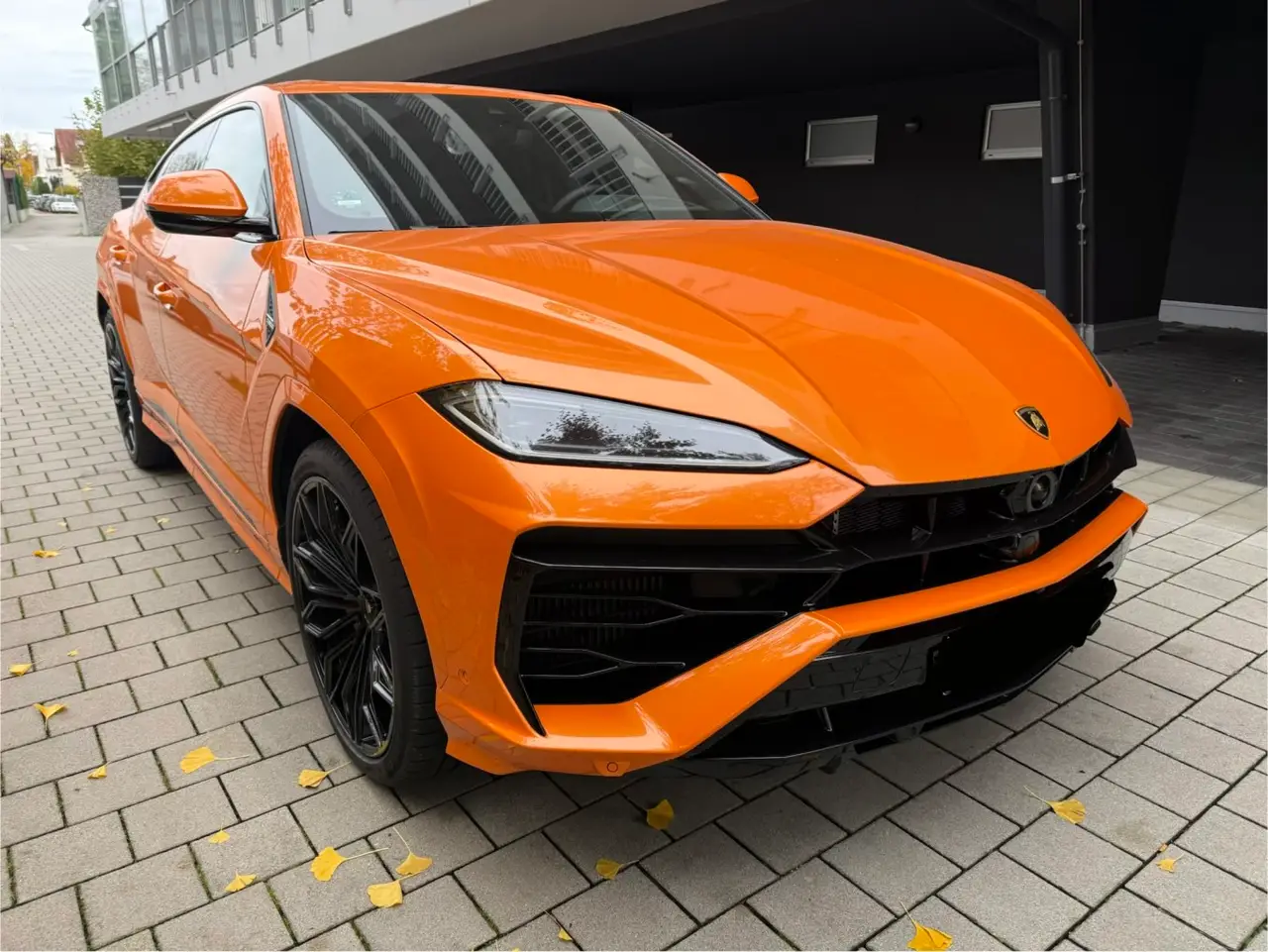 Lamborghini URUS SE 2025, vue arrière — Marbella Super Car Rental, Marbella. Lamborghini URUS SE in Marbella Louer le Lamborghini URUS SE à Marbella permet de…