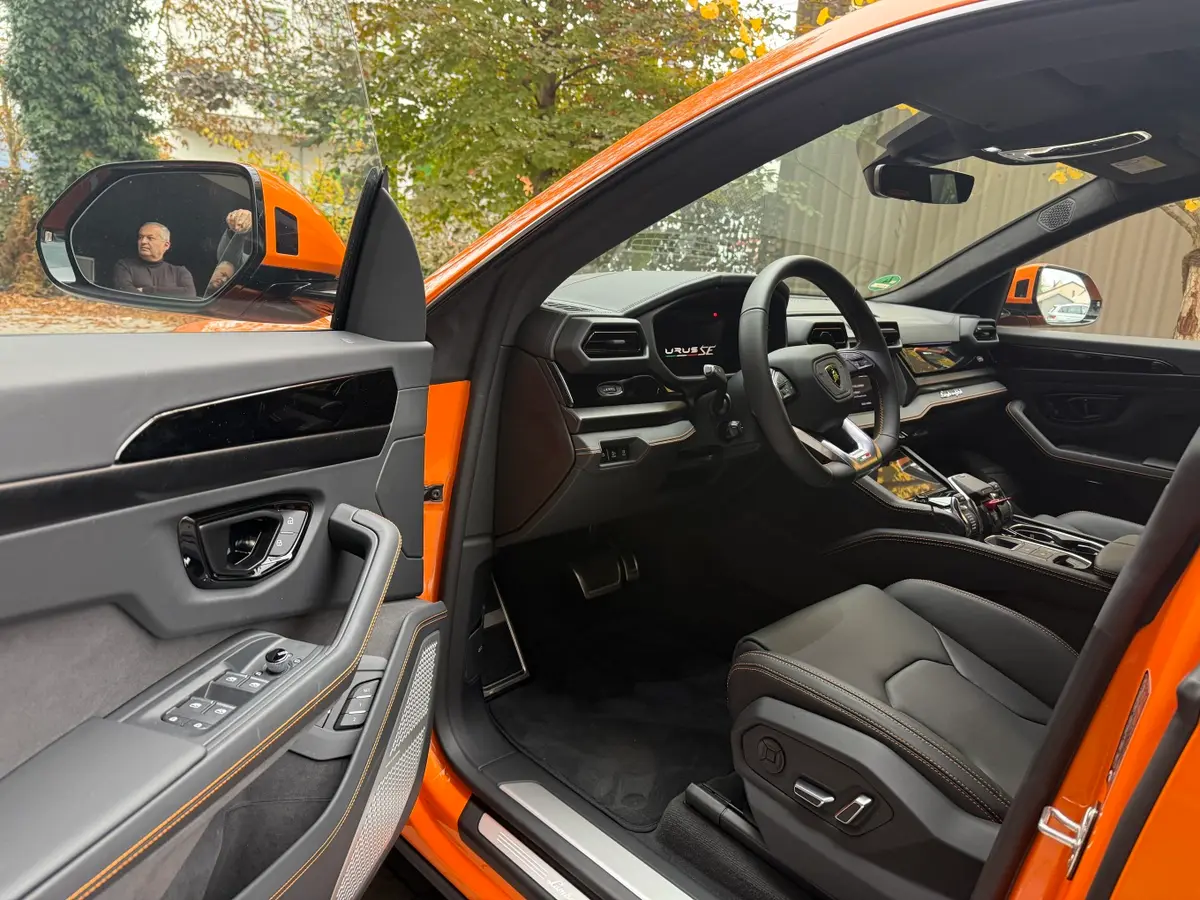 Lamborghini URUS SE 2025, intérieur — Marbella Super Car Rental, Marbella. Lamborghini URUS SE in Marbella Louer le Lamborghini URUS SE à Marbella permet de…