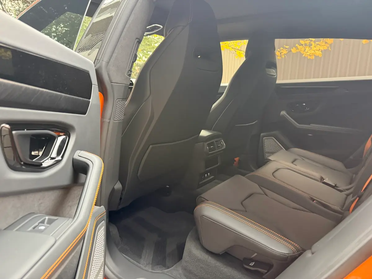 Lamborghini URUS SE 2025, tableau de bord — Marbella Super Car Rental, Marbella. Lamborghini URUS SE in Marbella Louer le Lamborghini URUS SE à Marbella permet de…