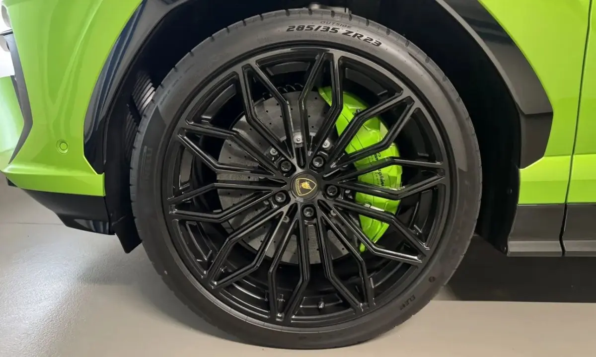 Lamborghini Urus SE 2026, extérieur — Marbella Super Car Rental, Marbella. Lamborghini Urus SE in Marbella La location du Lamborghini Urus SE à Marbella offre une…