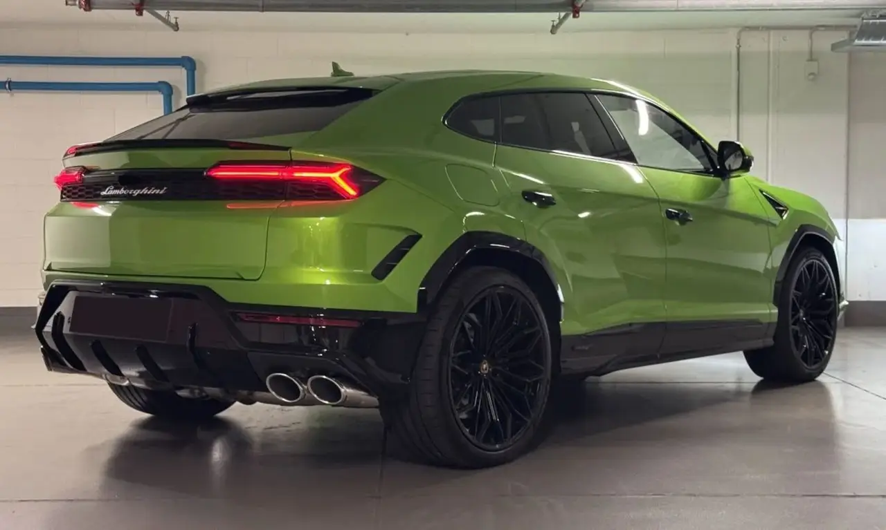 Lamborghini Urus SE 2026, vue avant — Marbella Super Car Rental, Marbella. Lamborghini Urus SE in Marbella La location du Lamborghini Urus SE à Marbella offre une…