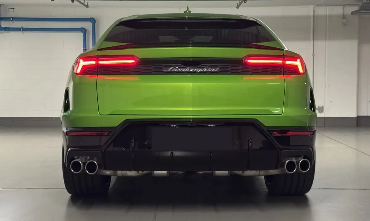 Lamborghini Urus SE 2026, vue arrière — Marbella Super Car Rental, Marbella. Lamborghini Urus SE in Marbella La location du Lamborghini Urus SE à Marbella offre une…