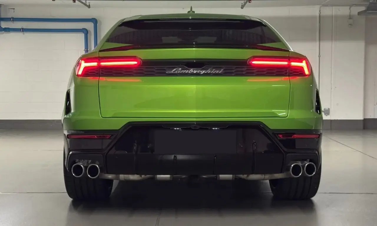 Lamborghini Urus SE 2026, vue arrière — Marbella Super Car Rental, Marbella. Lamborghini Urus SE in Marbella La location du Lamborghini Urus SE à Marbella offre une…