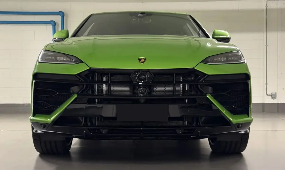 Lamborghini Urus SE 2026, intérieur — Marbella Super Car Rental, Marbella. Lamborghini Urus SE in Marbella La location du Lamborghini Urus SE à Marbella offre une…