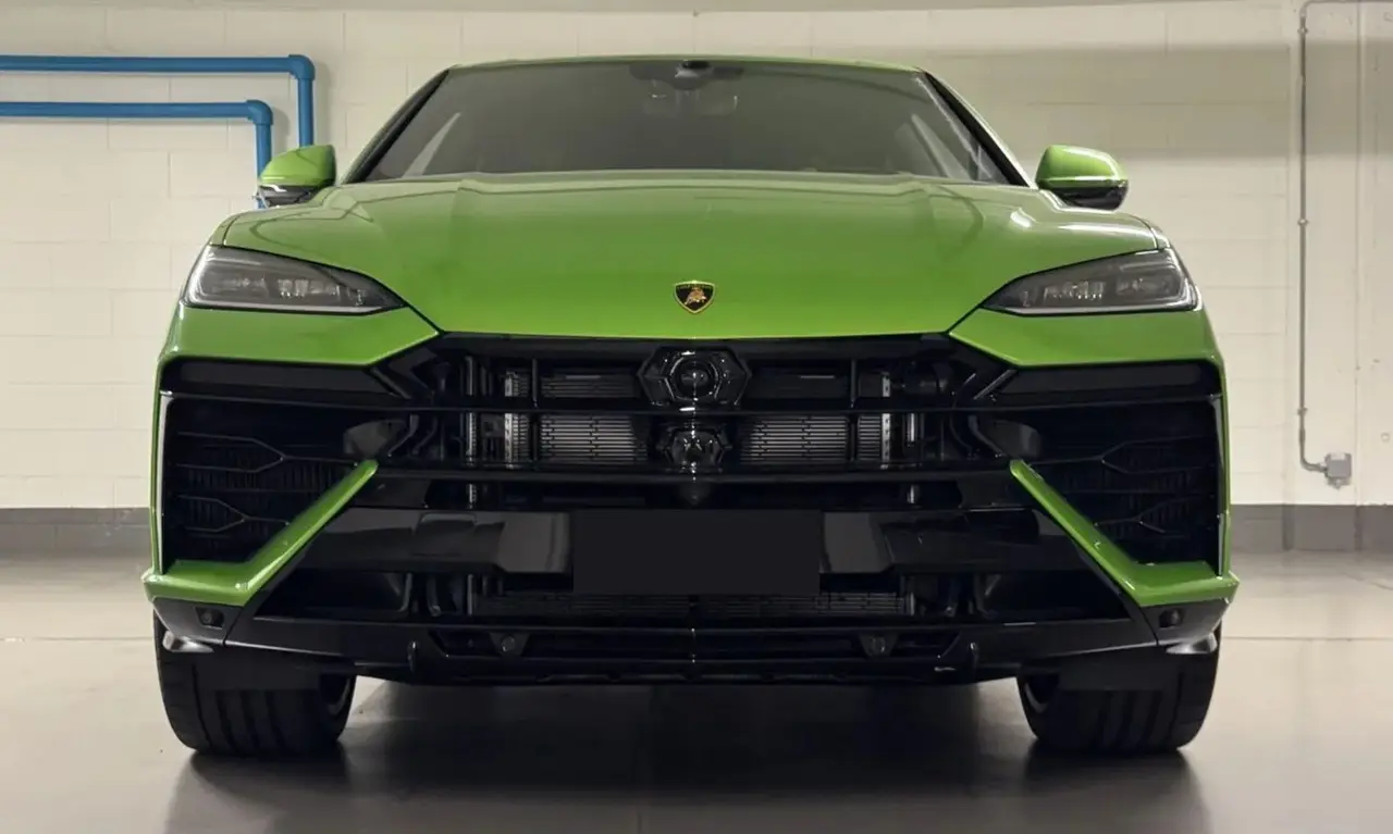 Lamborghini Urus SE 2026, intérieur — Marbella Super Car Rental, Marbella. Lamborghini Urus SE in Marbella La location du Lamborghini Urus SE à Marbella offre une…