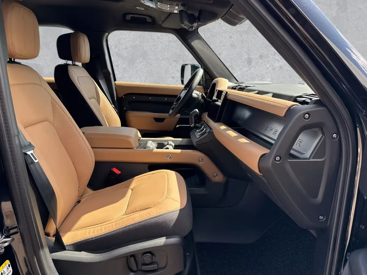 Land Rover Defender 2024, vista frontal — Marbella Super Car Rental, Marbella. Land Rover Defender in Marbella El alquiler del Land Rover Defender en Marbella ofrece…