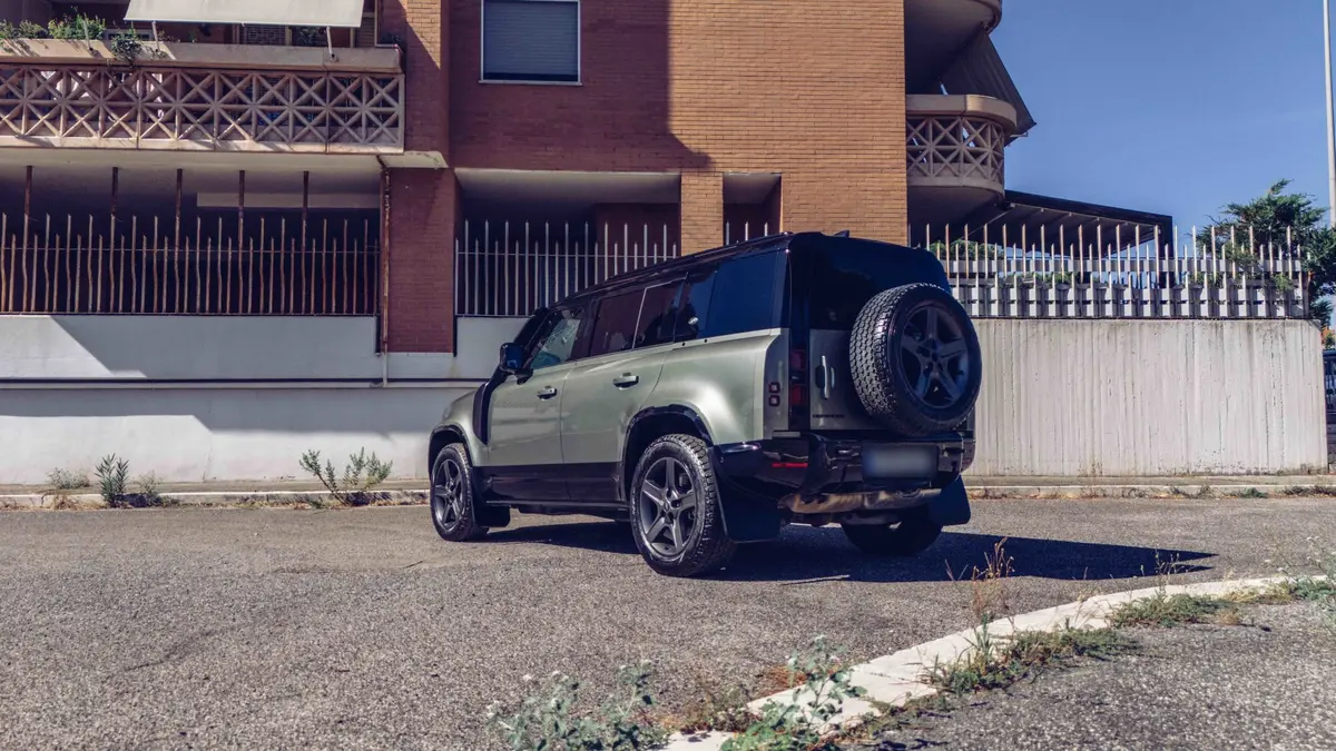 Land Rover Defender X-Dynamic 7 seater 2024, vista frontal — Marbella Super Car Rental, Marbella. Land Rover Defender X-Dynamic 7 seater in Marbella El alquiler del Land Rover Defender…