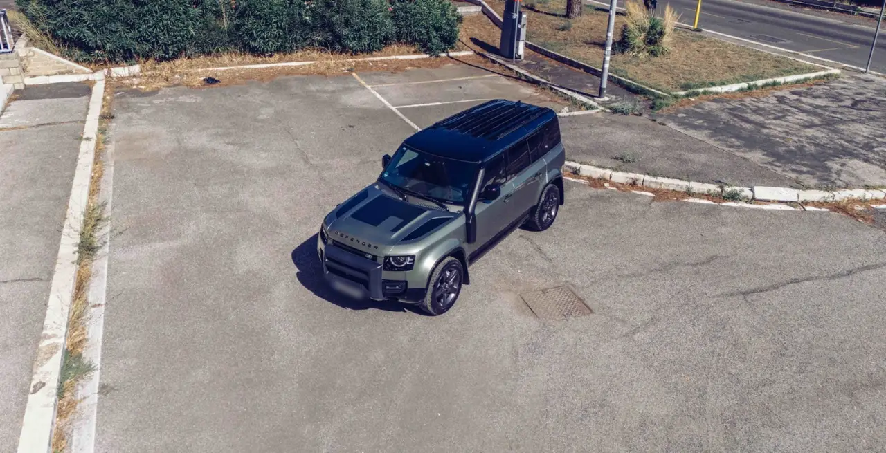Land Rover Defender X-Dynamic 7 seater 2024, vista trasera — Marbella Super Car Rental, Marbella. Land Rover Defender X-Dynamic 7 seater in Marbella El alquiler del Land Rover Defender…