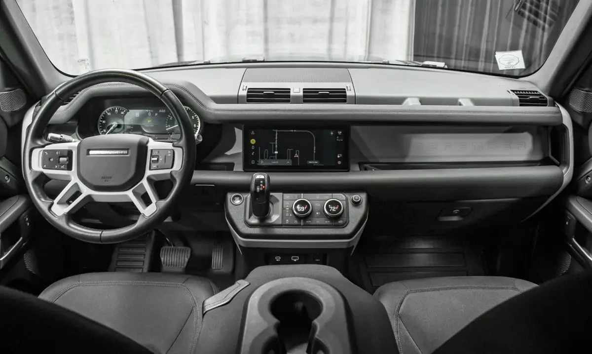 Land Rover Defender X-Dynamic 7 seater 2024, salpicadero — Marbella Super Car Rental, Marbella. Land Rover Defender X-Dynamic 7 seater in Marbella El alquiler del Land Rover Defender…
