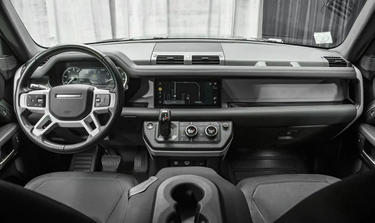 Land Rover Defender X-Dynamic 7 seater 2024, salpicadero — Marbella Super Car Rental, Marbella. Land Rover Defender X-Dynamic 7 seater in Marbella El alquiler del Land Rover Defender…
