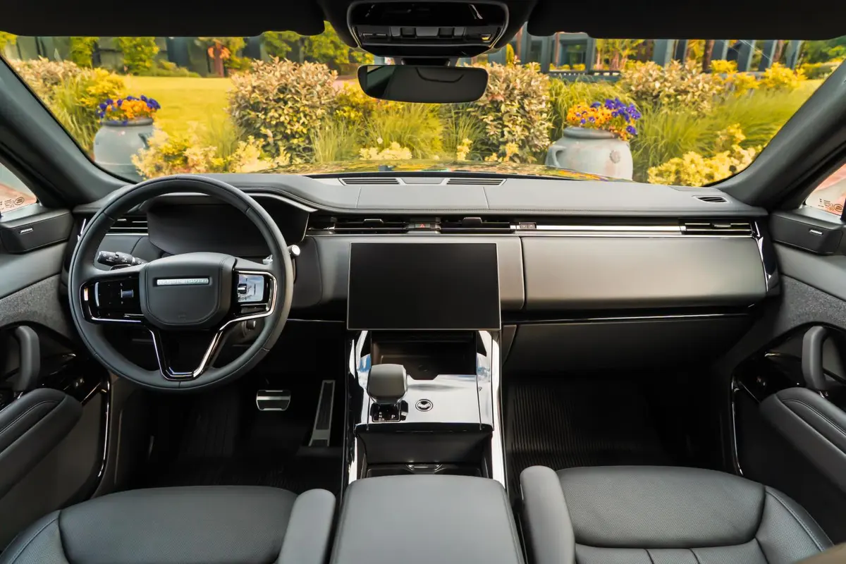 Land Rover Range Rover Sport Dynamic SE 2025, vista frontal — Marbella Super Car Rental, Marbella. Land Rover Range Rover Sport Dynamic SE in Marbella El alquiler del Land Rover Range…