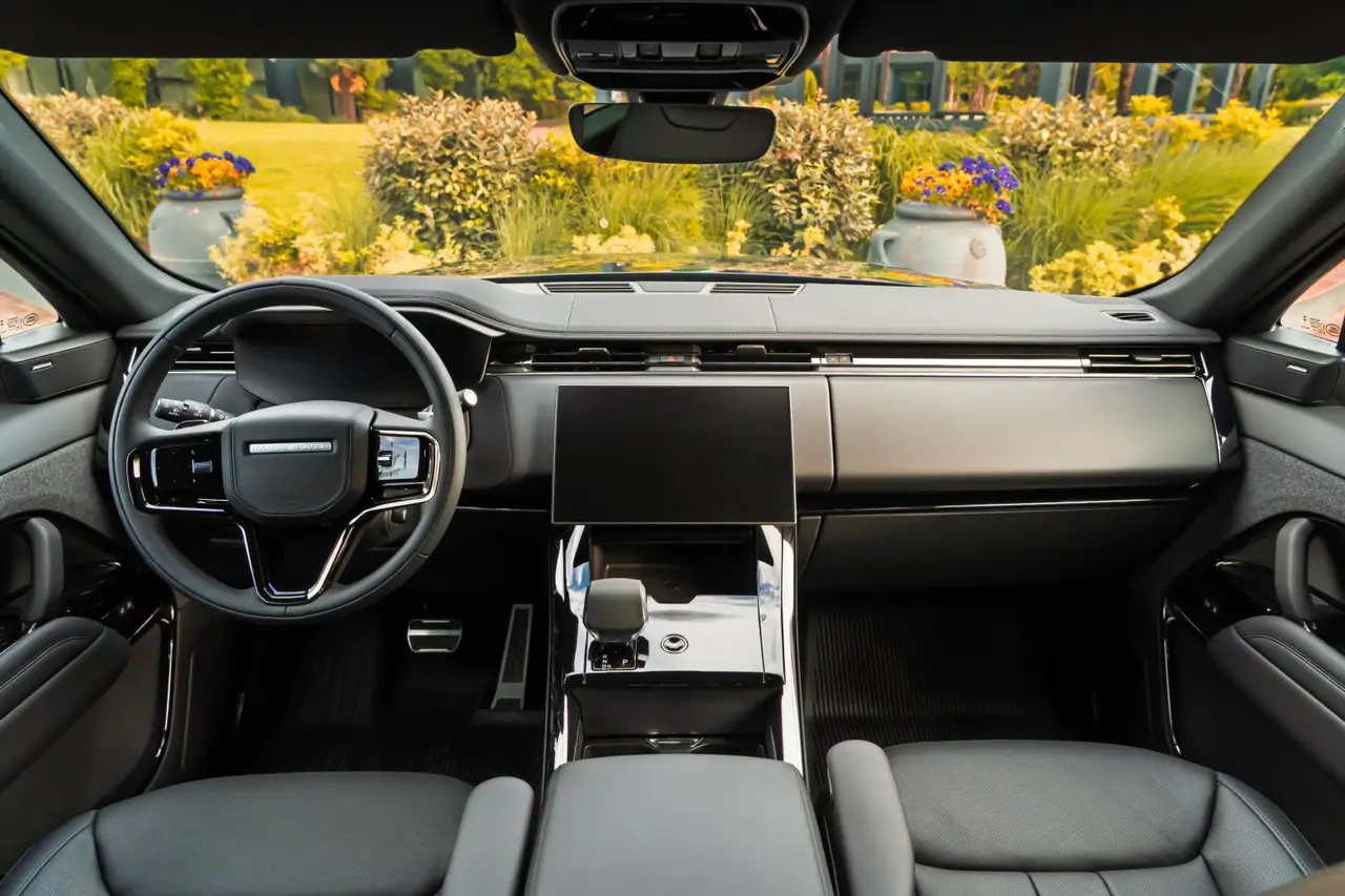 Land Rover Range Rover Sport Dynamic SE 2025, vista frontal — Marbella Super Car Rental, Marbella. Land Rover Range Rover Sport Dynamic SE in Marbella El alquiler del Land Rover Range…