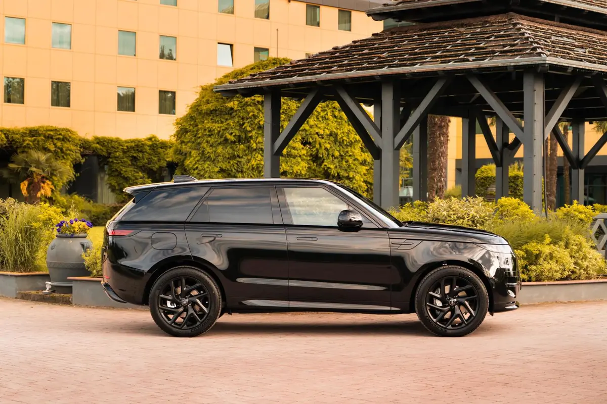Land Rover Range Rover Sport Dynamic SE 2025, exterior — Marbella Super Car Rental, Marbella. Land Rover Range Rover Sport Dynamic SE in Marbella El alquiler del Land Rover Range…