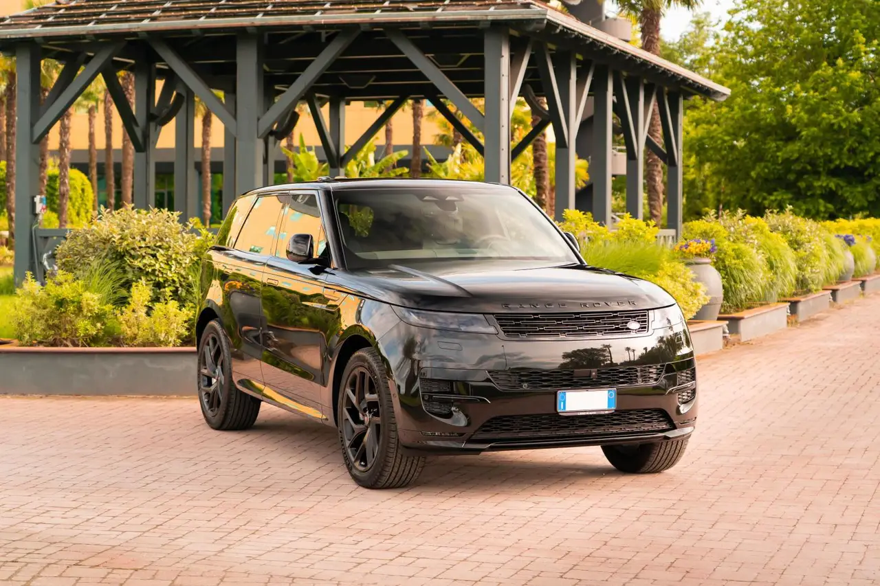 Land Rover Range Rover Sport Dynamic SE 2025, vista trasera — Marbella Super Car Rental, Marbella. Land Rover Range Rover Sport Dynamic SE in Marbella El alquiler del Land Rover Range…