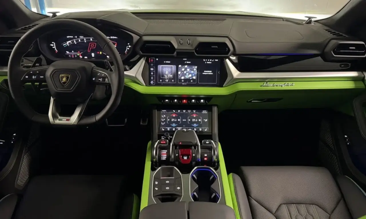 Land Rover Range Rover Sport Dynamic SE 2025, salpicadero — Marbella Super Car Rental, Marbella. Land Rover Range Rover Sport Dynamic SE in Marbella El alquiler del Land Rover Range…