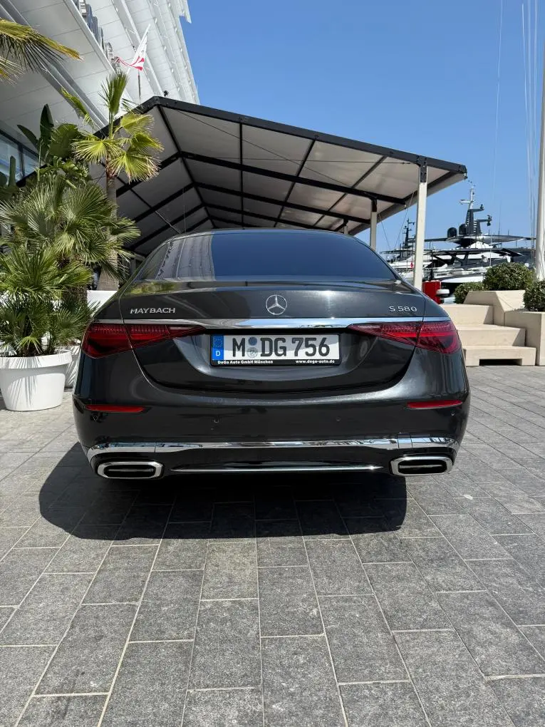 Maybach S580 2023, exterior — Marbella Super Car Rental, Marbella. El Maybach S580 de 2023 es una berlina que comunica sin necesidad de palabras. Cuatro…
