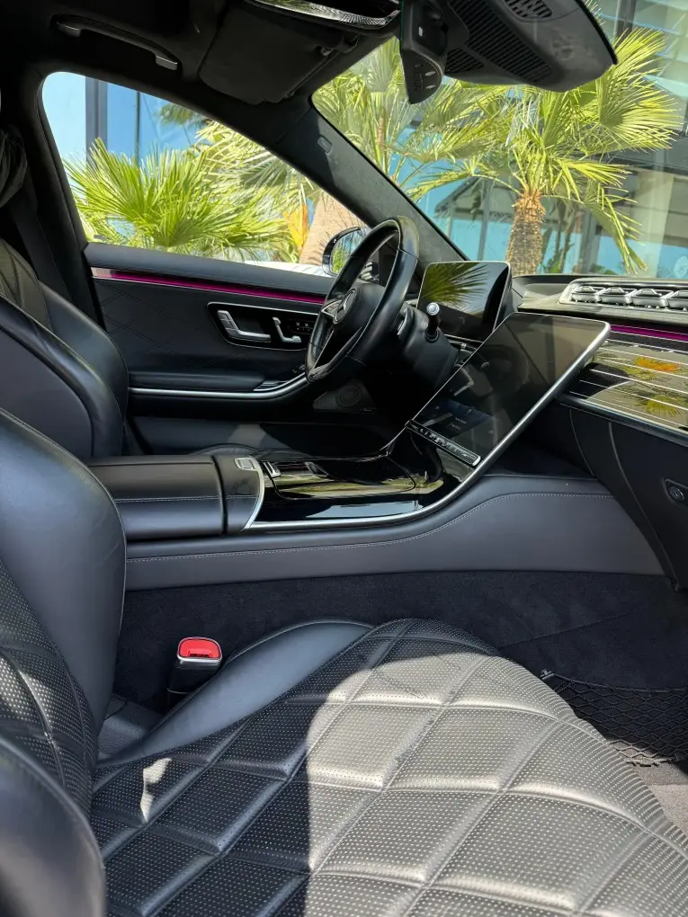 Maybach S580 2023, vista frontal — Marbella Super Car Rental, Marbella. El Maybach S580 de 2023 es una berlina que comunica sin necesidad de palabras. Cuatro…